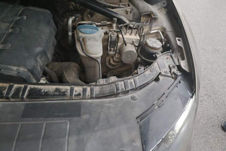 Used Audi Q5 2011 2.0TFSI Comfort Version Engine Bay Left