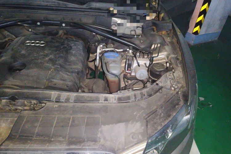 Used Audi Q5 2011 2.0TFSI Comfort Version Engine Bay Left