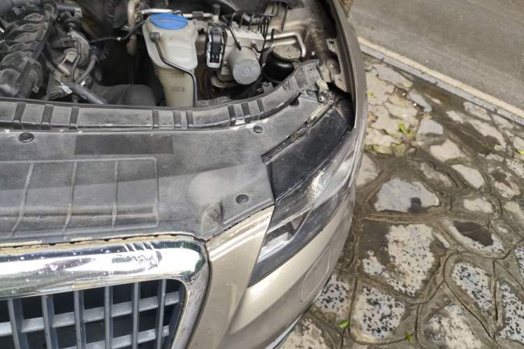Used Audi Q5 2011 2.0TFSI Technology Model Engine Bay Left