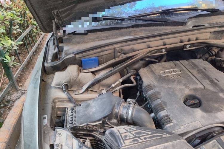 Used Audi Q5 2011 2.0TFSI Comfort Version Engine Bay Right