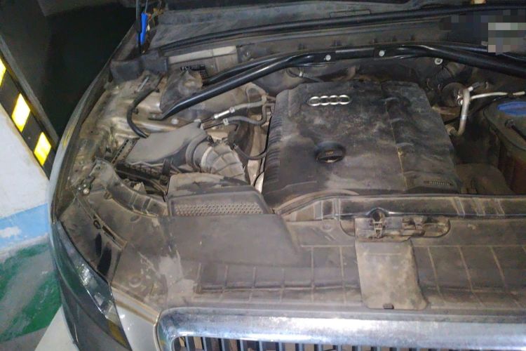 Used Audi Q5 2011 2.0TFSI Comfort Version Engine Bay Right
