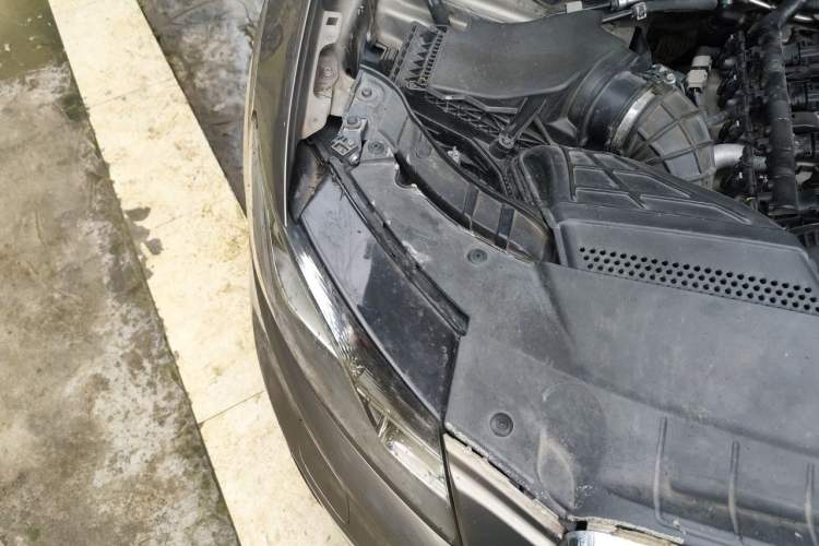 Used Audi Q5 2011 2.0TFSI Technology Model Engine Bay Right