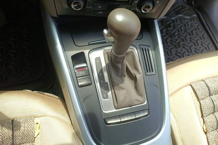 Used Audi Q5 2011 2.0TFSI Technology Model Gear Lever