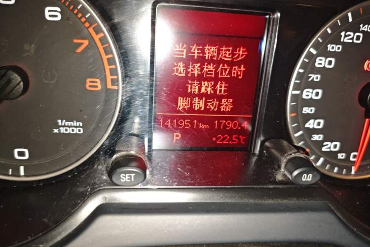 Used Audi Q5 2011 2.0TFSI Comfort Version Odometer Close Up