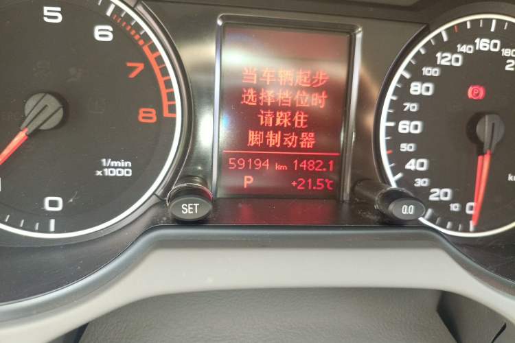 Used Audi Q5 2011 2.0TFSI Technology Model Odometer Close Up