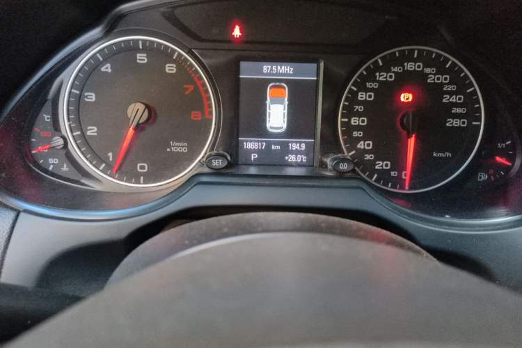 Used Audi Q5 2011 2.0TFSI Comfort Version Odometer Close Up