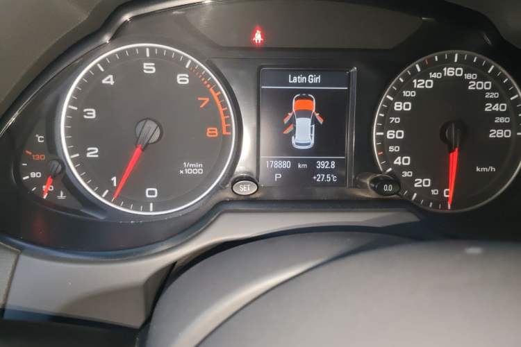 Used Audi Q5 2011 2.0TFSI Comfort Version Odometer Close Up