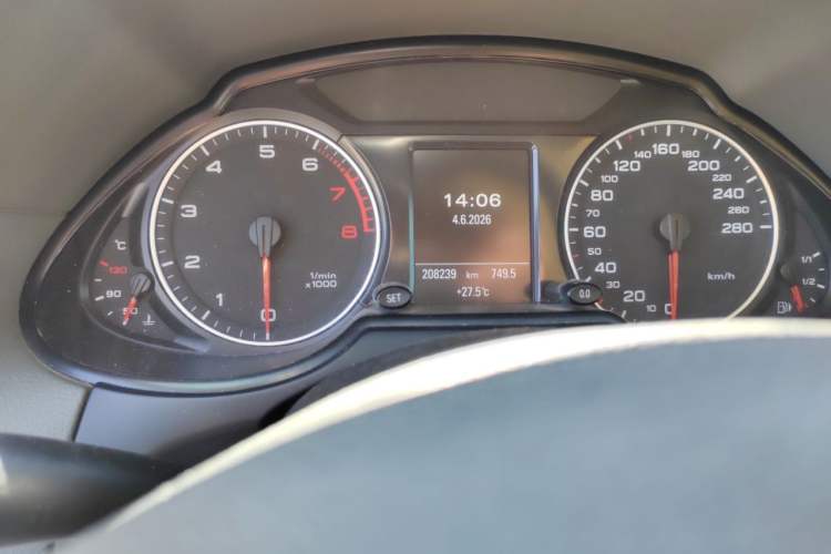Used Audi Q5 2011 2.0TFSI Comfort Version Odometer Close Up