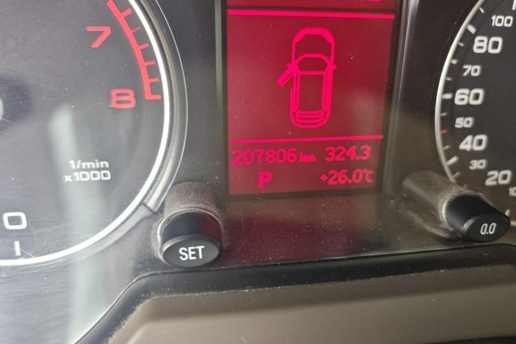 Used Audi Q5 2011 2.0TFSI Technology Model Odometer Close Up