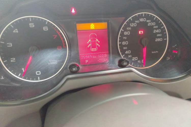 Used Audi Q5 2011 2.0TFSI Technology Model Odometer Close Up