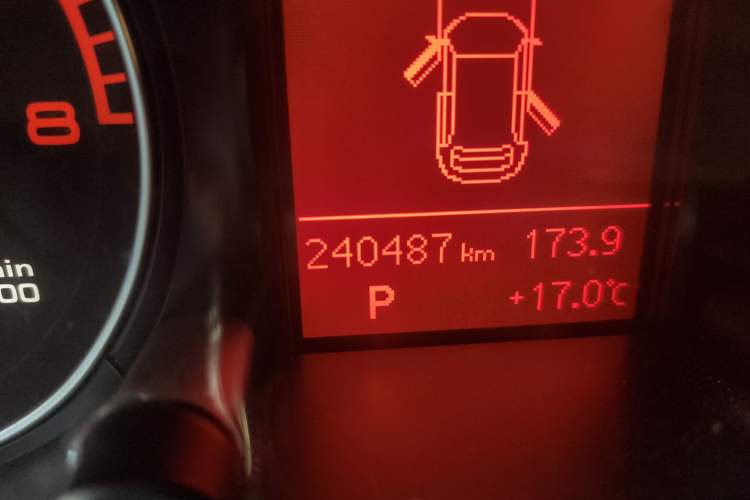 Used Audi Q5 2011 2.0TFSI Technology Model Odometer Close Up