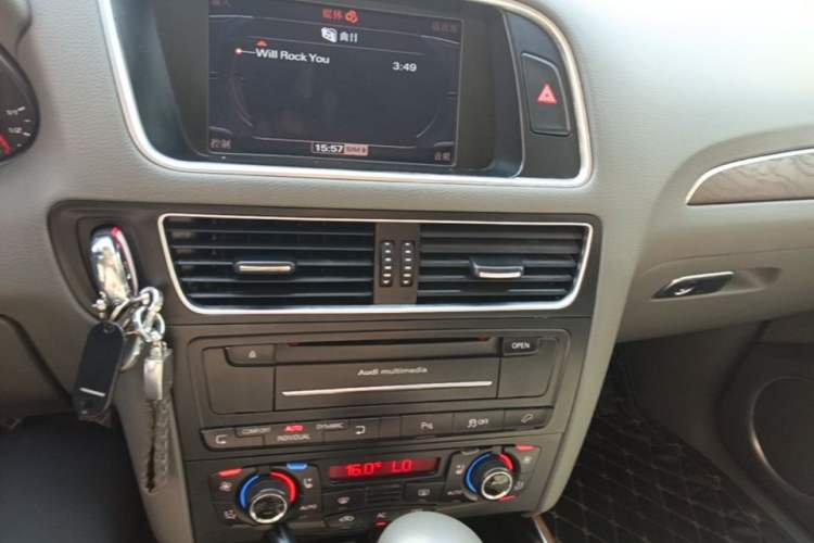 Used Audi Q5 2011 2.0TFSI Luxury Edition Audio And AC Panel