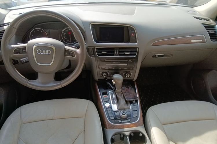 Used Audi Q5 2011 2.0TFSI Luxury Edition Center Console