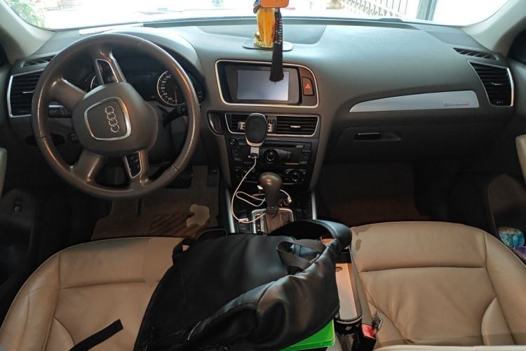 Used Audi Q5 2011 2.0TFSI Comfort Version Center Console