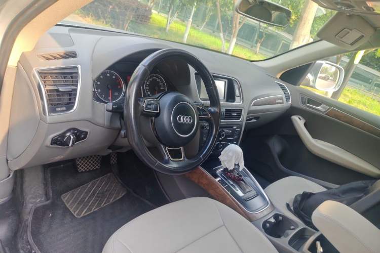 Used Audi Q5  Center Console