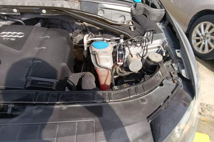 Used Audi Q5 2011 2.0TFSI Luxury Edition Engine Bay Left