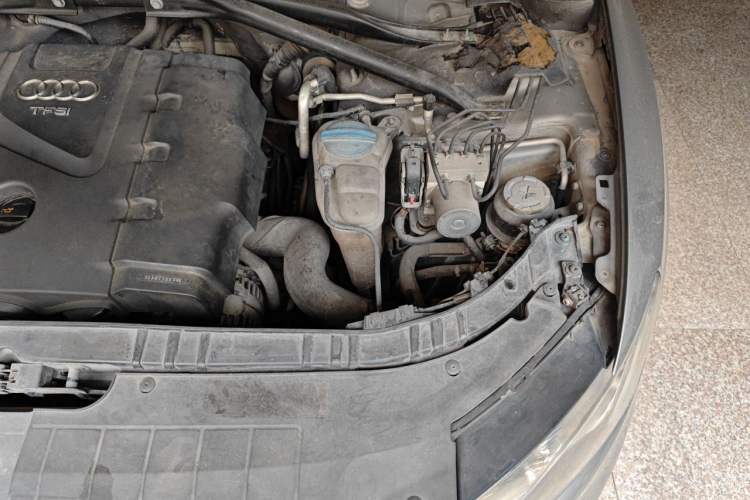 Used Audi Q5 2011 2.0TFSI Comfort Version Engine Bay Left