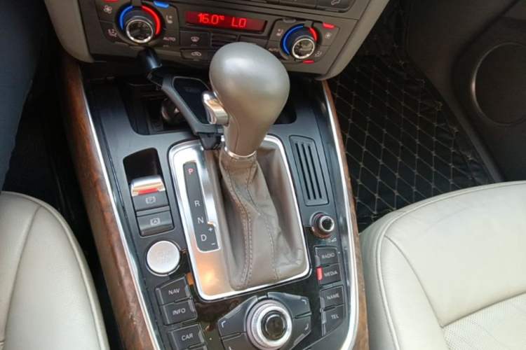 Used Audi Q5 2011 2.0TFSI Luxury Edition Gear Lever