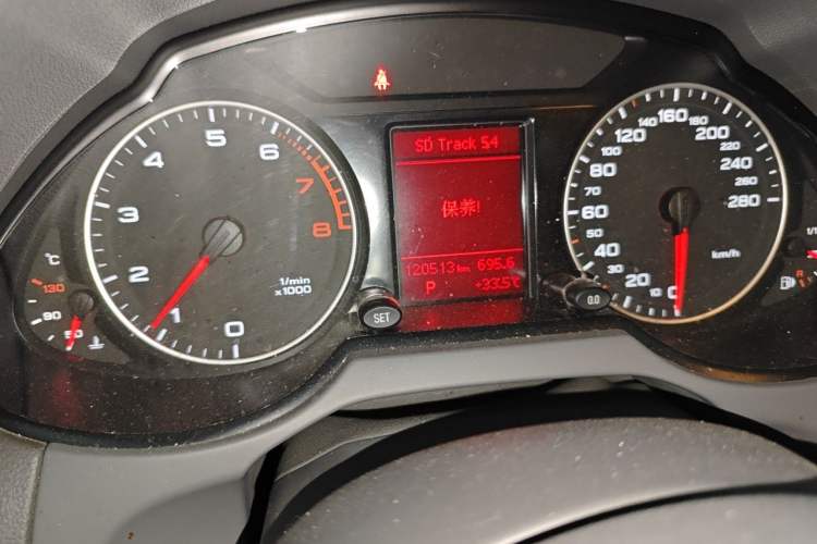 Used Audi Q5 2011 2.0TFSI Comfort Version Odometer Close Up