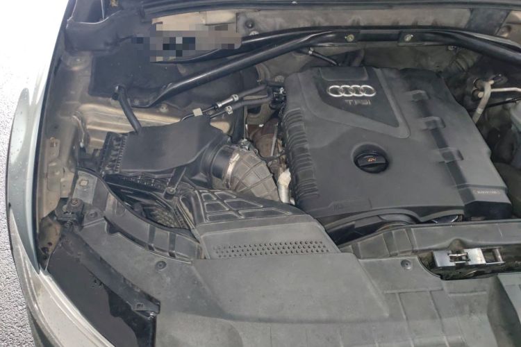 Used Audi Q5 2011 2.0TFSI Comfort Version Engine Bay Right