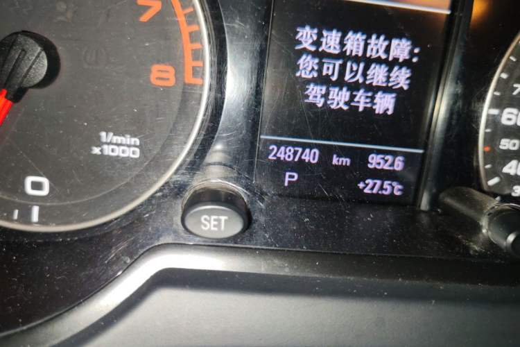 Used Audi Q5 2011 2.0TFSI Comfort Version Odometer Close Up