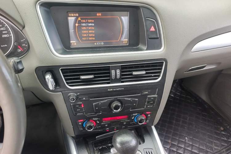 Used Audi Q5 2011 2.0TFSI Technology Model Audio And AC Panel