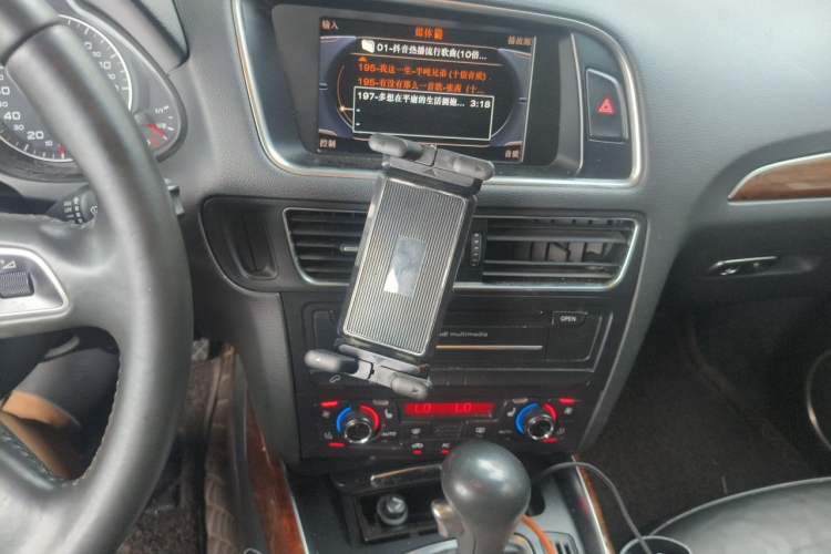 Used Audi Q5 2011 2.0TFSI Technology Model Audio And AC Panel