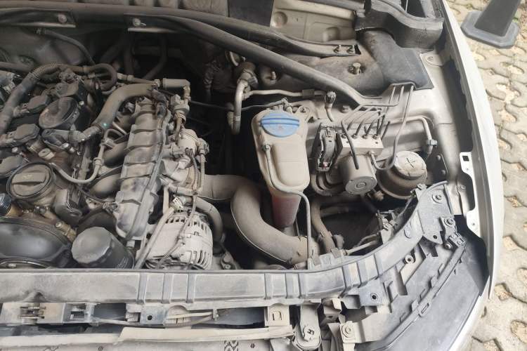 Used Audi Q5 2011 2.0TFSI Comfort Version Engine Bay Left