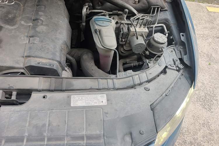 Used Audi Q5 2011 2.0TFSI Technology Model Engine Bay Left