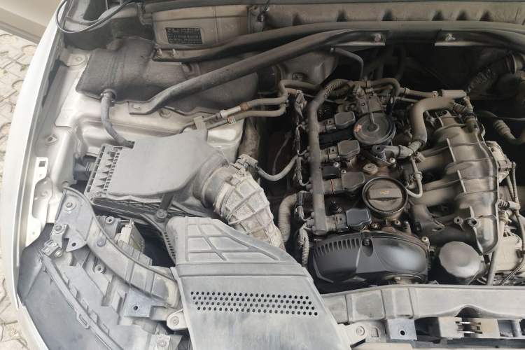 Used Audi Q5 2011 2.0TFSI Comfort Version Engine Bay Right