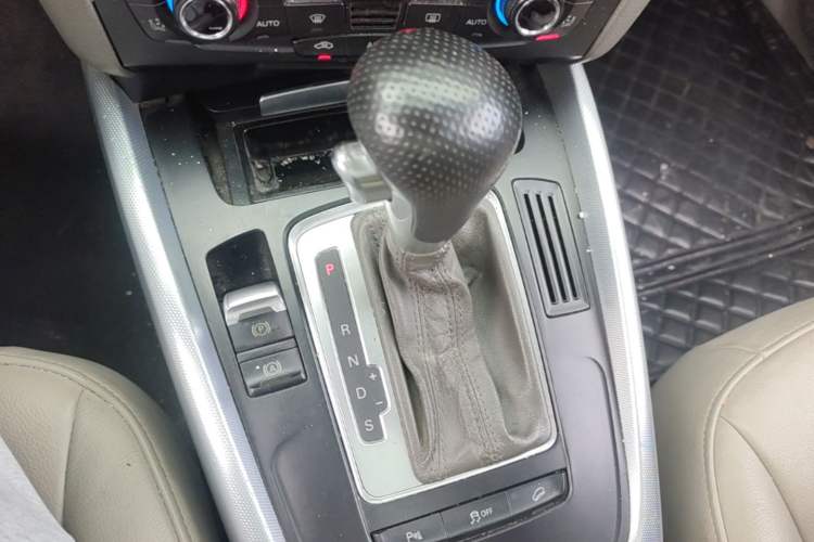 Used Audi Q5 2011 2.0TFSI Technology Model Gear Lever