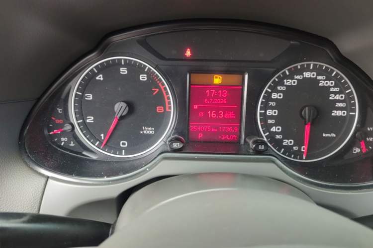 Used Audi Q5 2011 2.0TFSI Technology Model Odometer Close Up