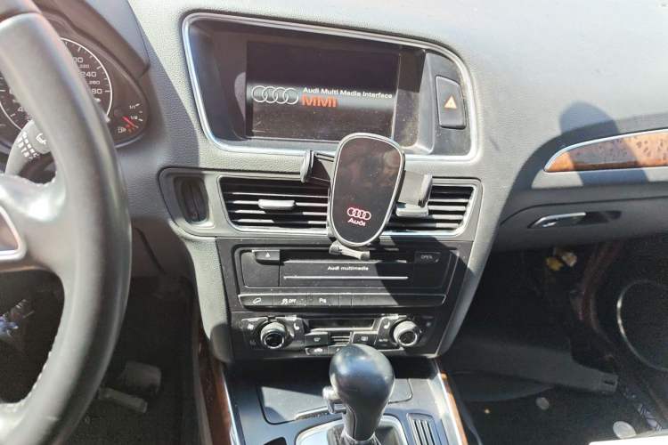Used Audi Q5 2011 2.0TFSI Comfort Version Audio And AC Panel
