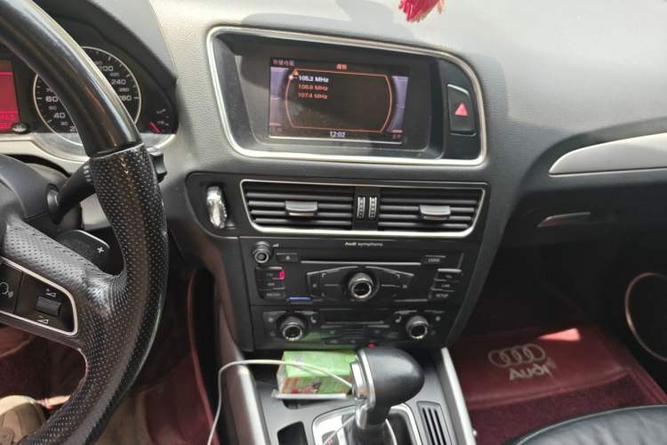 Used Audi Q5 2011 2.0TFSI Technology Model Audio And AC Panel