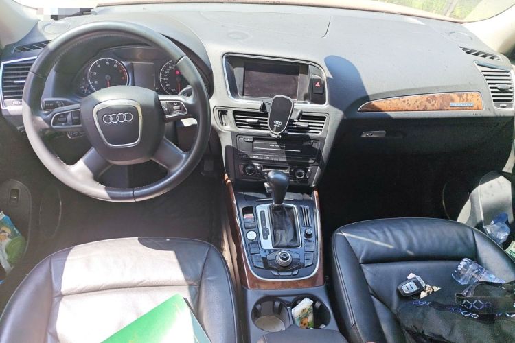 Used Audi Q5 2011 2.0TFSI Comfort Version Center Console