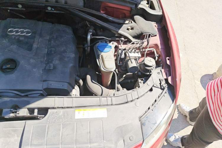 Used Audi Q5 2011 2.0TFSI Comfort Version Engine Bay Left