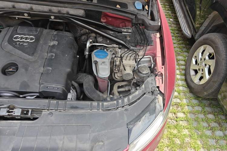 Used Audi Q5 2011 2.0TFSI Technology Model Engine Bay Left