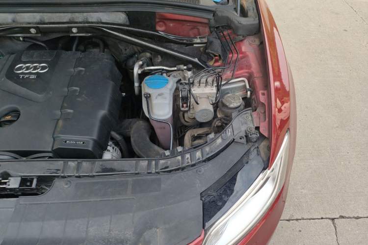 Used Audi Q5 2011 2.0TFSI Comfort Version Engine Bay Left