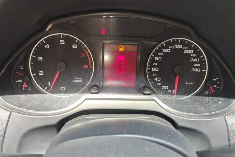 Used Audi Q5 2011 2.0TFSI Technology Model Odometer Close Up