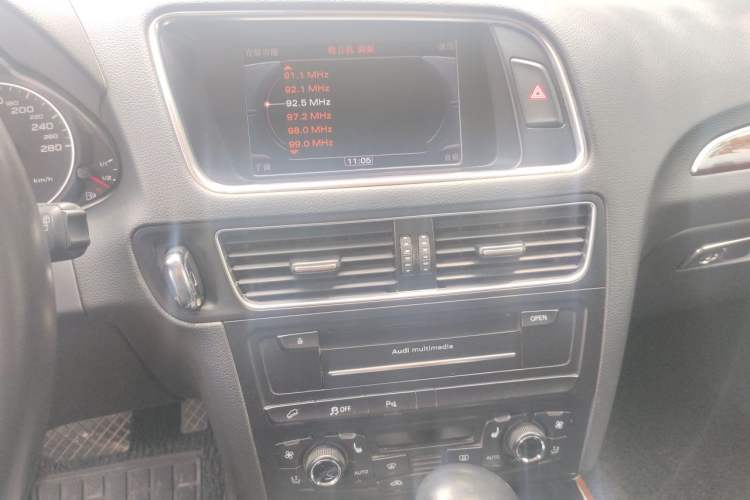 Used Audi Q5 2011 2.0TFSI Comfort Version Audio And AC Panel