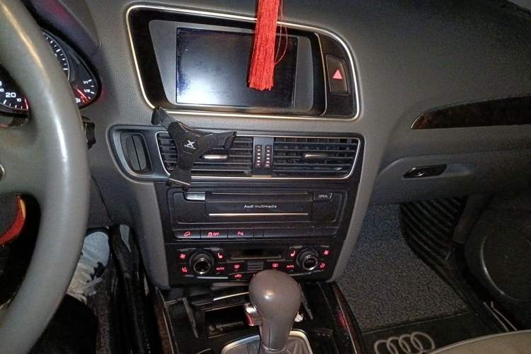 Used Audi Q5 2011 2.0TFSI Comfort Version Audio And AC Panel