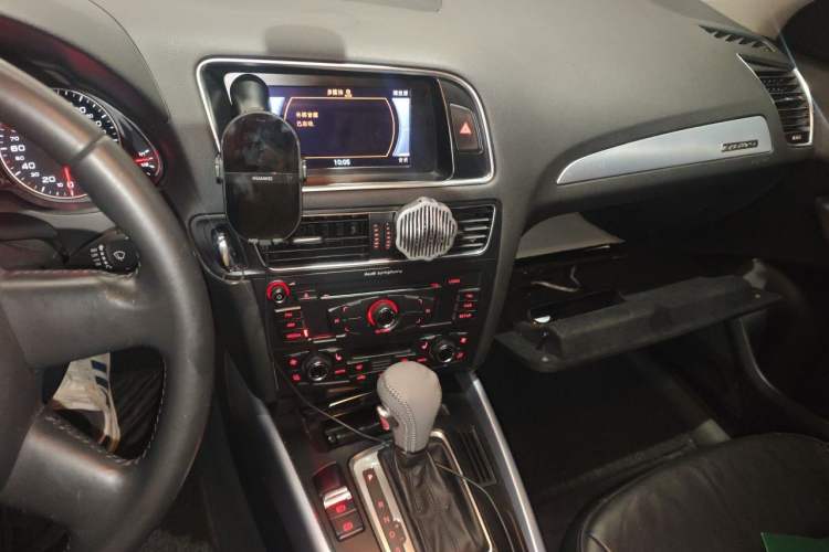 Used Audi Q5 2011 2.0TFSI Technology Model Audio And AC Panel
