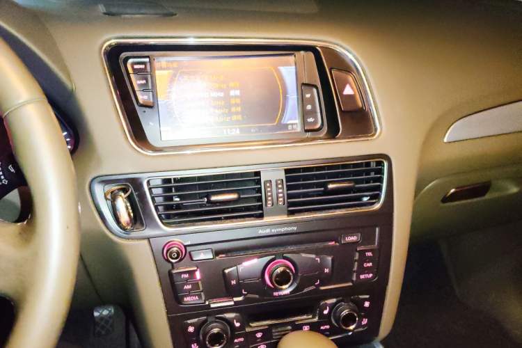 Used Audi Q5 2011 2.0TFSI Technology Model Audio And AC Panel