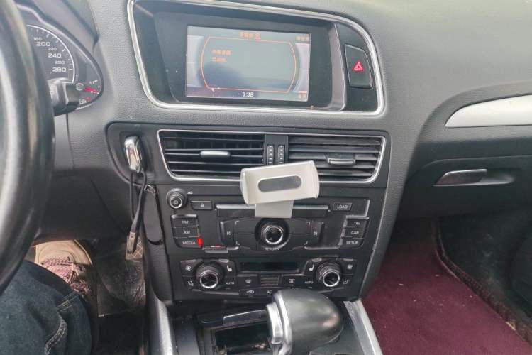 Used Audi Q5 2011 2.0TFSI Technology Model Audio And AC Panel
