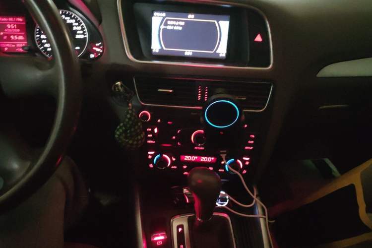 Used Audi Q5 2011 2.0TFSI Technology Model Audio And AC Panel