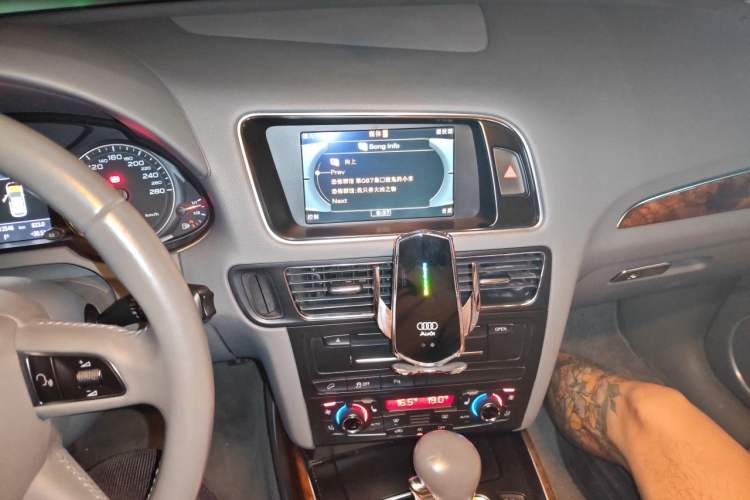 Used Audi Q5 2011 2.0TFSI Comfort Version Audio And AC Panel
