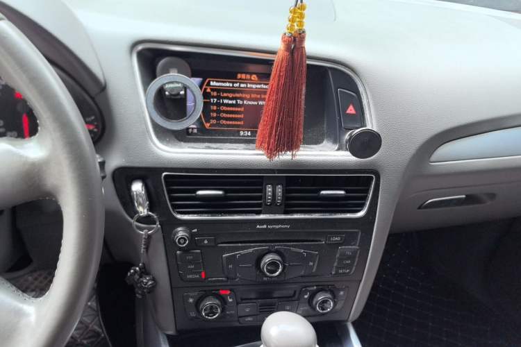 Used Audi Q5 2011 2.0TFSI Technology Model Audio And AC Panel