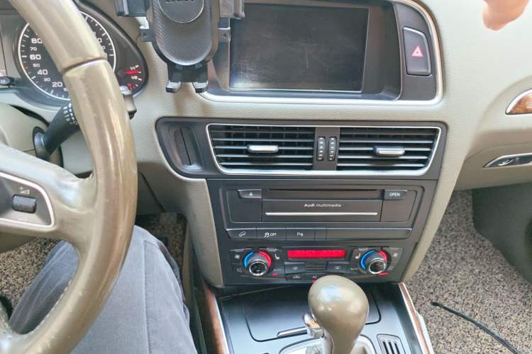 Used Audi Q5 2011 2.0TFSI Comfort Version Audio And AC Panel