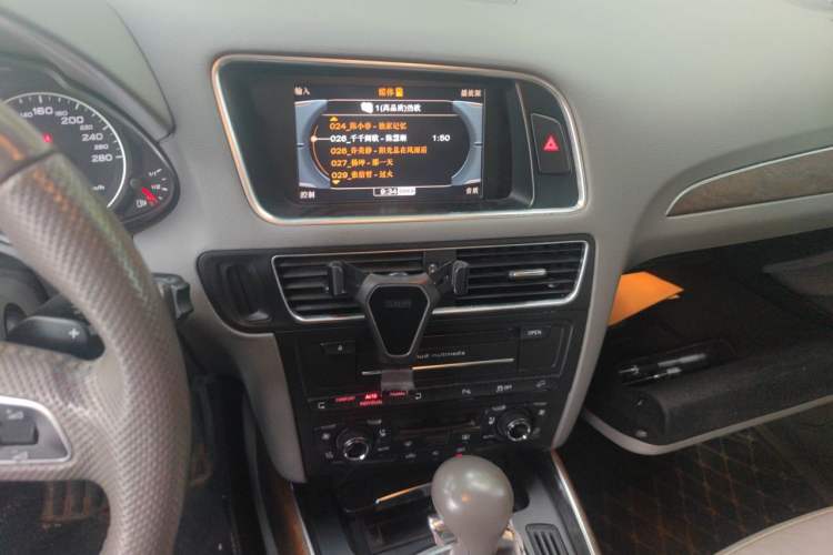 Used Audi Q5 2011 2.0TFSI Luxury Edition Audio And AC Panel
