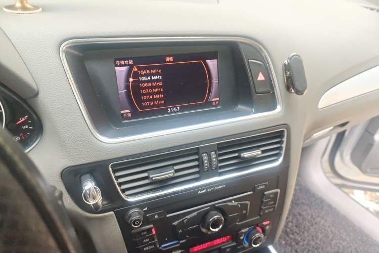 Used Audi Q5 2011 2.0TFSI Ambition Edition Audio And AC Panel